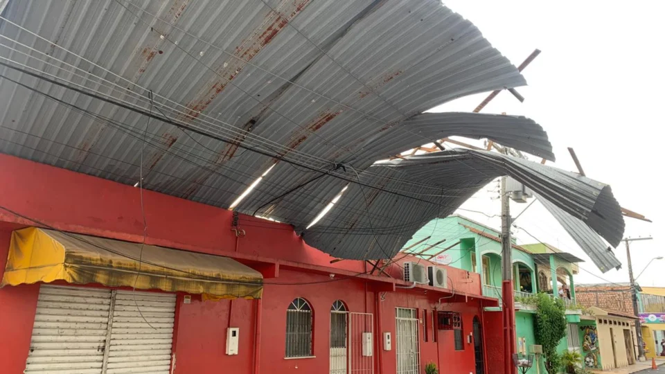 Temporal provoca falta de energia e água para população em Manaus