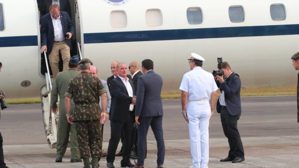 Ministros da Casa Civil, da Defesa e do Meio Ambiente chegam a Manaus e são recebidos pelo governador Wilson Lima