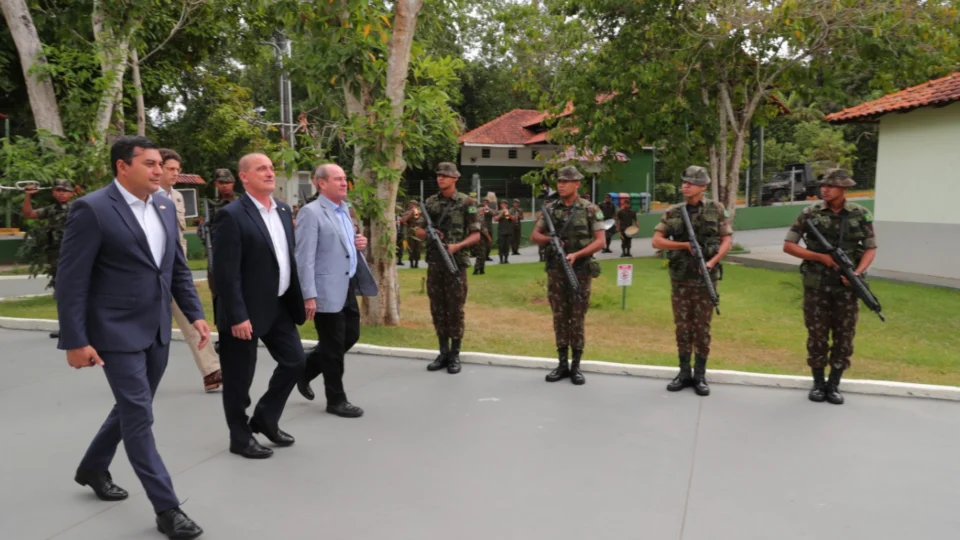 Governador Wilson Lima acompanha ministros em visita ao Centro de Instrução de Guerra na Selva (Cigs)
