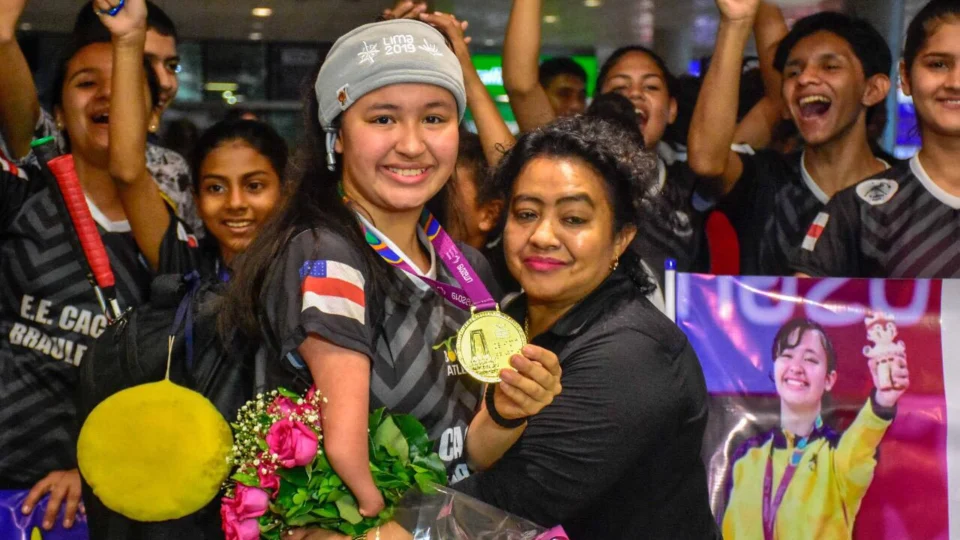 Após ouro no Parapan-Americano, do Peru, atleta amazonense é recebida com muita alegria em aeroporto