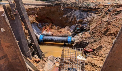 Dois vazamentos causam falta de abastecimento de água em diversos bairros da zona Oeste de Manaus