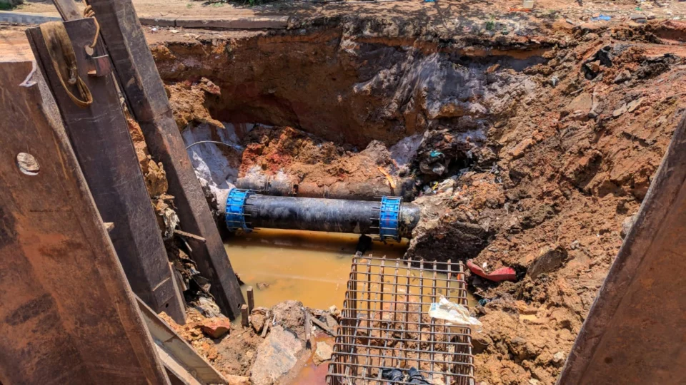 Dois vazamentos causam falta de abastecimento de água em diversos bairros da zona Oeste de Manaus