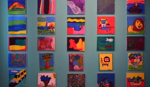 Pinturas e objetos produzidos por alunos fazem parte de exposição na Usina Chaminé