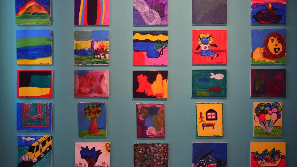 Pinturas e objetos produzidos por alunos fazem parte de exposição na Usina Chaminé