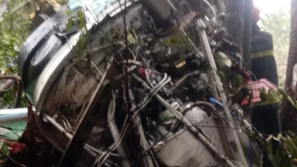 Dez pessoas sobrevivem a queda de avião de pequeno porte em Manaus