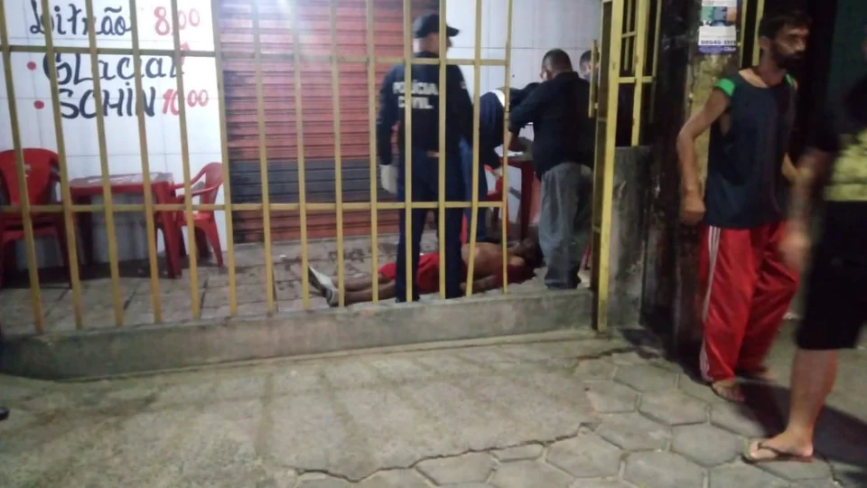 Mulher baleada em bar, morre em hospital de Manaus