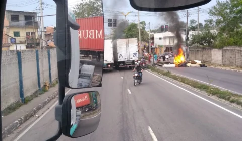 Grupo protesta em local de acidente com carreta que provocou a morte de passageiro de carro em Manaus