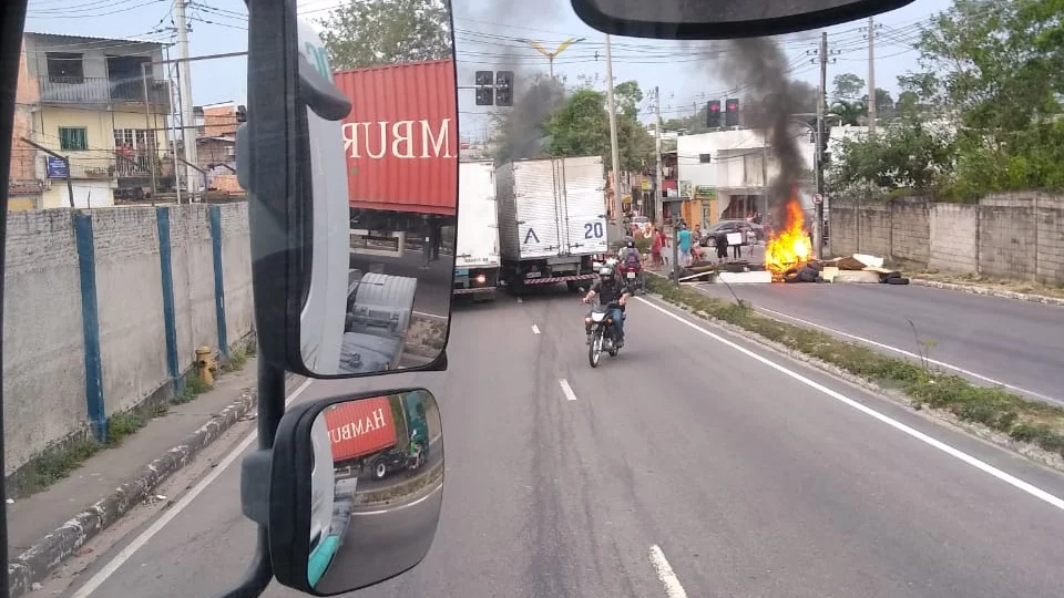 Grupo protesta em local de acidente com carreta que provocou a morte de passageiro de carro em Manaus