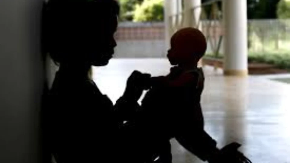 Casal é preso no AM por estupro de crianças que eram atraídas por bombons e dinheiro