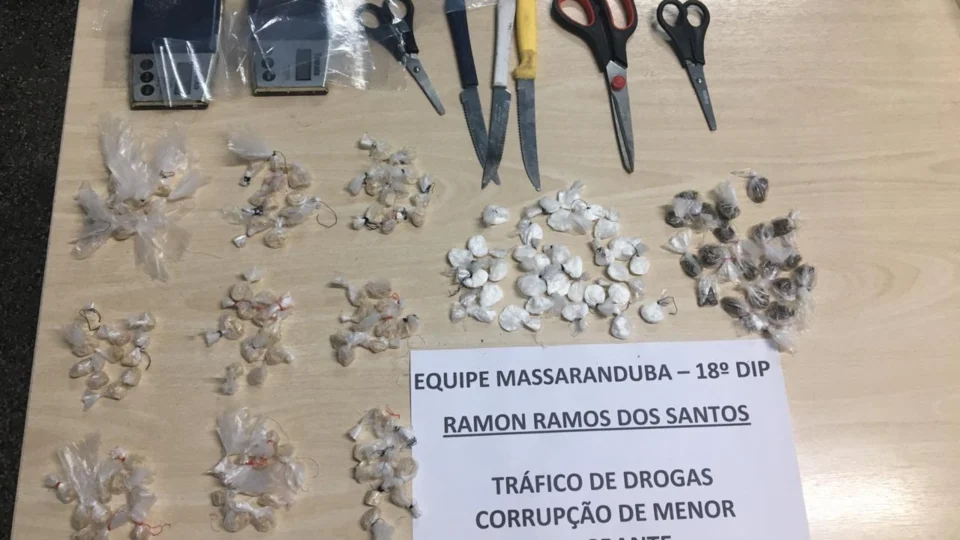 Adolescente de 15 anos é apreendido com drogas preparadas para o tráfico