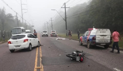 Após colisão, homem morre ao ser arremessado de moto em Manaus