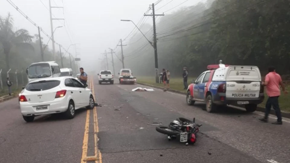 Após colisão, homem morre ao ser arremessado de moto em Manaus
