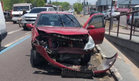 Semáforo apagado causa acidente na avenida Max Teixeira, em Manaus