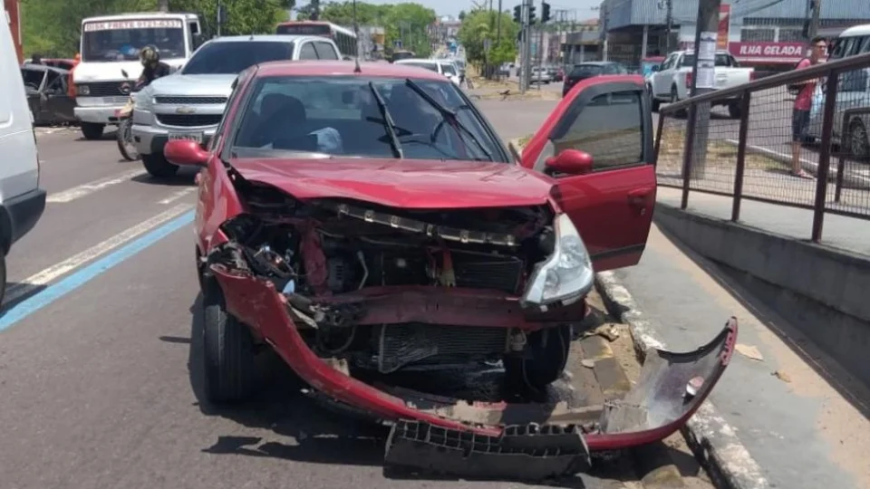Semáforo apagado causa acidente na avenida Max Teixeira, em Manaus