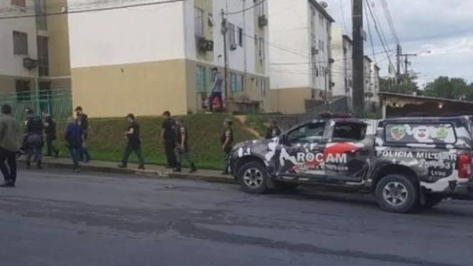 Após traficantes expulsarem moradores de apartamentos, criminoso morre em troca de tiros com a polícia
