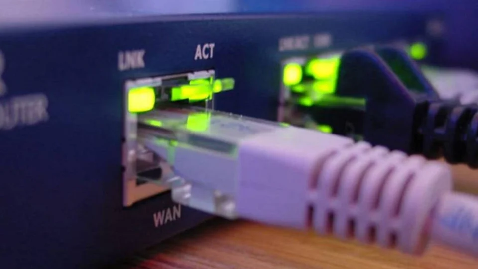 Desconectados: usuários reclamam de ‘apagão’, em serviço de internet, em Manaus.