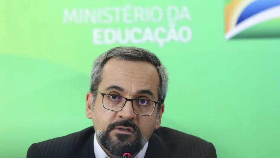 Enem terá como foco conhecimentos objetivos, diz ministro