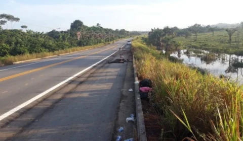 Ônibus com 33 imigrantes venezuelanos que vinham para Manaus bate em cavalos e tomba na BR-174, em Roraima