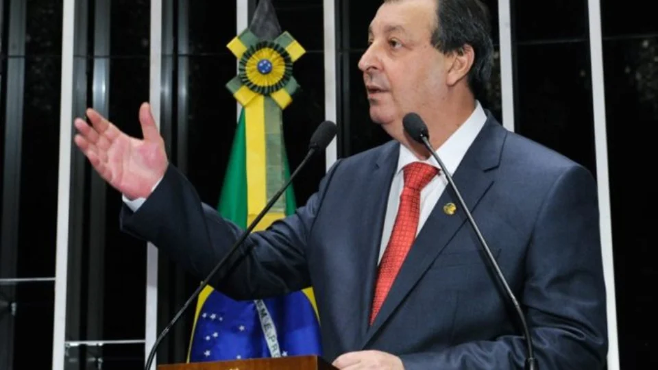 Omar Aziz é indiciado por suspeita de envolvimento em esquema que desviou R$ 200 milhões da Saúde do AM