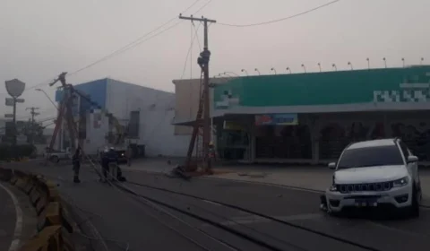 Carro desgovernado derruba poste em avenida de Manaus