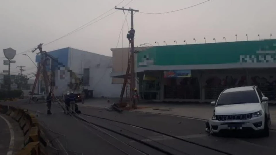 Carro desgovernado derruba poste em avenida de Manaus