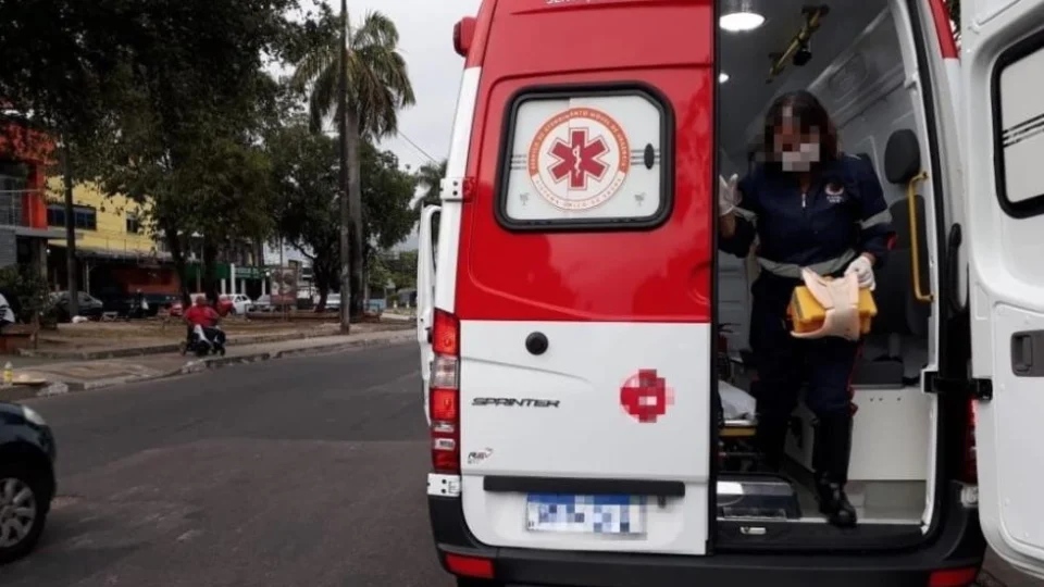 Acidente deixa trânsito parado e um homem ferido em avenida de Manaus