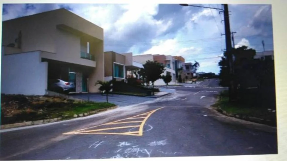 Bandidos invadem festa, agridem convidados e esfaqueiam homem em condomínio de luxo