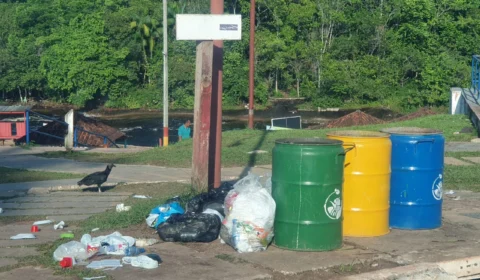 Lixo hospitalar é descartado no meio da rua em Presidente Figueredo; veja imagens