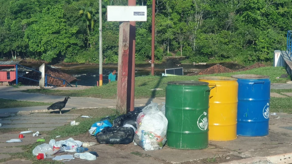 Lixo hospitalar é descartado no meio da rua em Presidente Figueredo; veja imagens