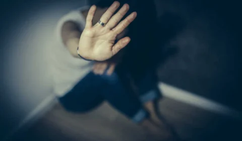 Sargento da FAB é preso por arremessar esposa contra mesa de vidro