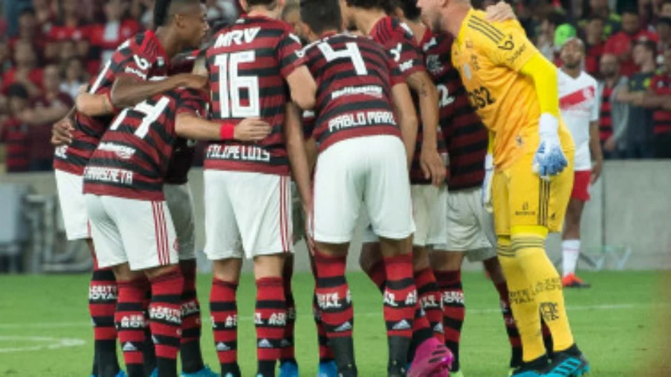 Líder, Flamengo supera Athletico-PR em Curitiba e vence por 2 x 0