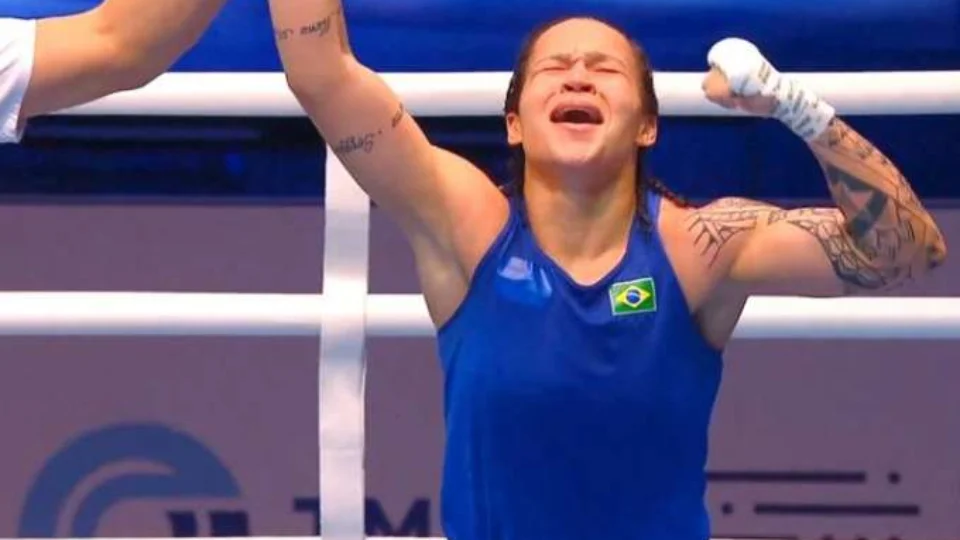 Brasileira Bia Ferreira vence chinesa e é campeã mundial de boxe