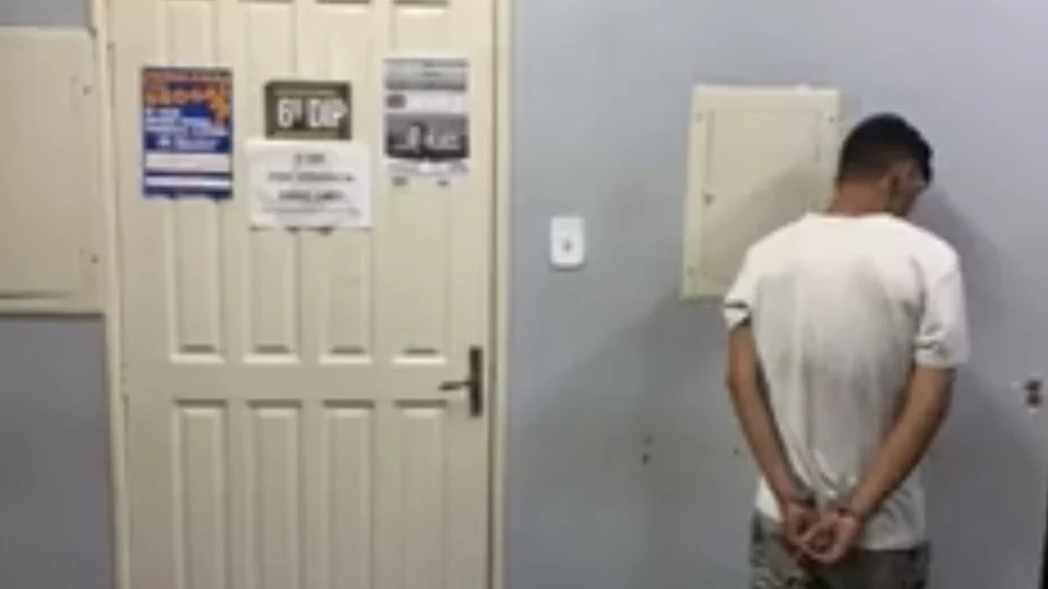 Homem é preso por tráfico de drogas ao ficar nervoso com a presença da polícia
