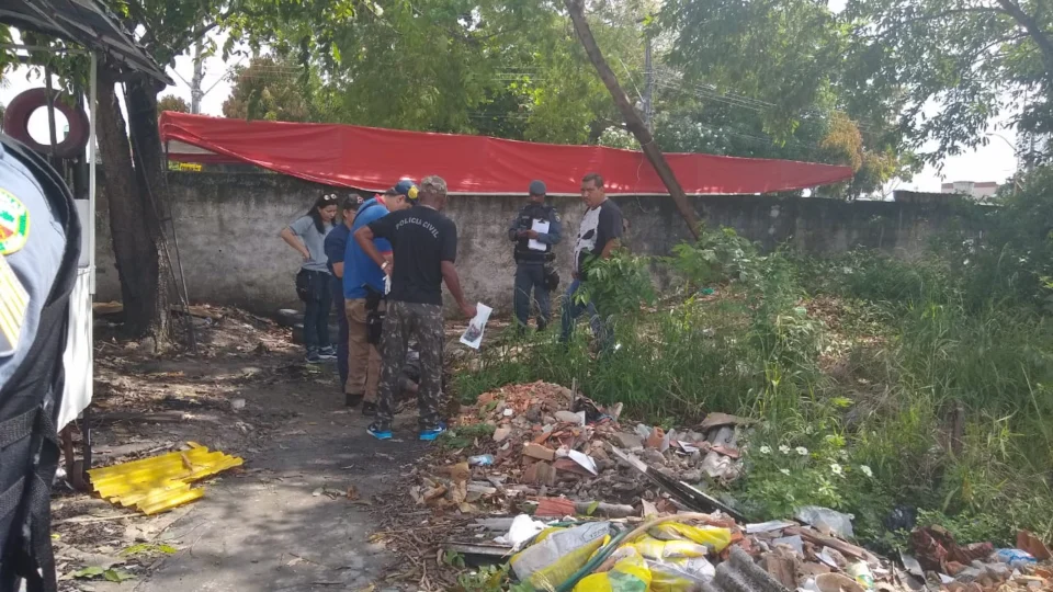 Corpo de homem é encontrado em terreno baldio com marcas de terçado na cabeça, no bairro Cidade Nova