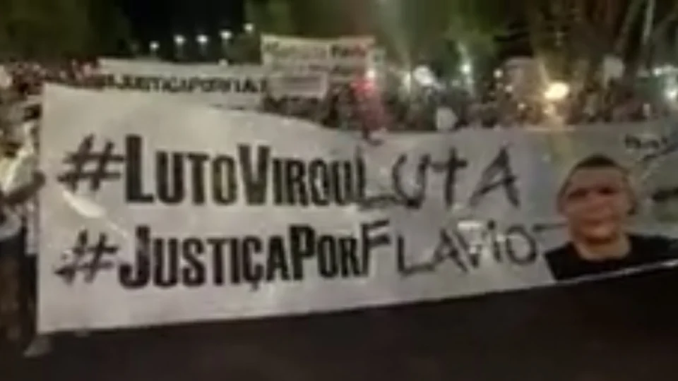 Mãe do engenheiro Flávio Rodrigues se reúne com centenas de pessoas em manifestação pela morte do filho