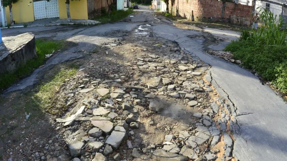 Moradores denunciam buracos e bueiros abertos em comunidade na zona Norte de Manaus