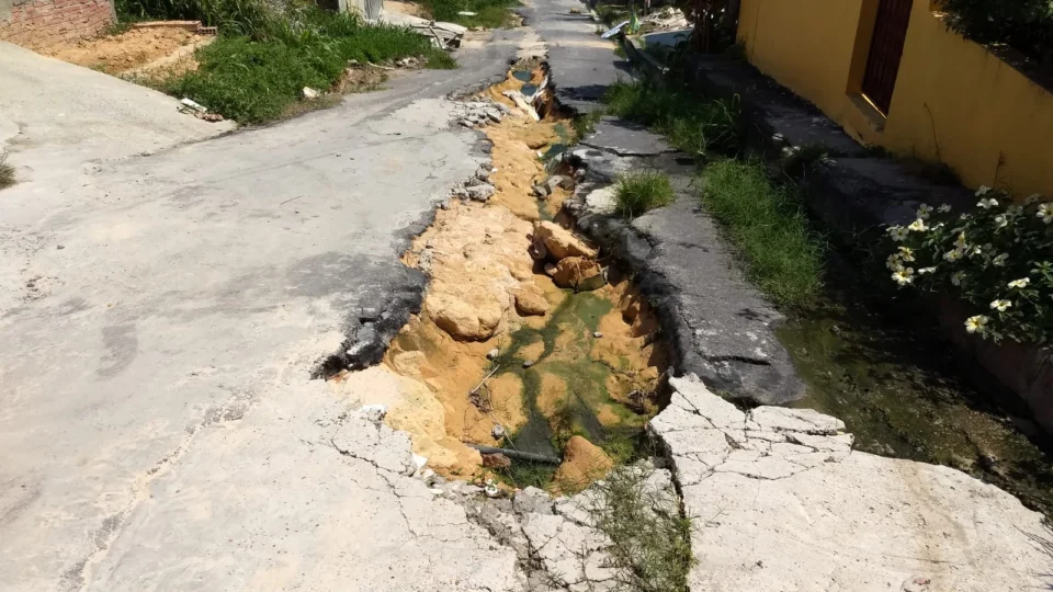 Moradores reformam rua ‘esburacada’ com próprio dinheiro, por descaso da Prefeitura de Manaus