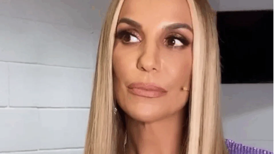 Novo visual: Ivete Sangalo surge loiríssima e coleciona elogios. Veja vídeo!