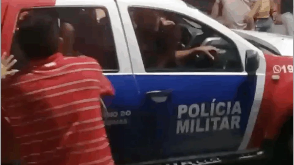 Incêndio em lanchonete, no Cidade de Deus, mobiliza Polícia, Corpo de Bombeiros e moradores. Veja o Vídeo!