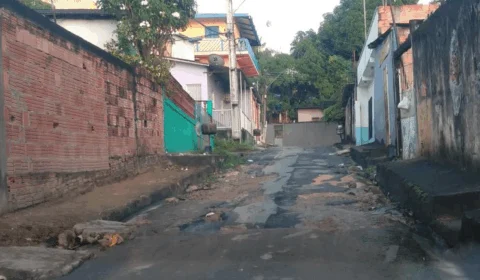 Rua repleta de buracos, no Terra Nova 1, deixam moradores indignados. VEJA VÍDEO!