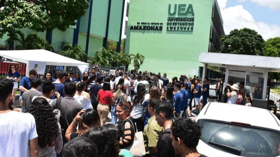 Educação : vestibular da UEA inicia com mais de 76 mil inscrições