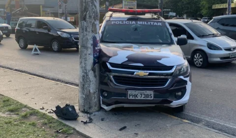 Colisão em poste causa estragos em viatura da polícia em acidente na Zona Norte