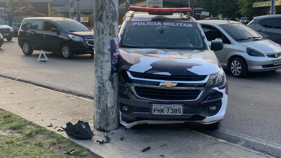 Colisão em poste causa estragos em viatura da polícia em acidente na Zona Norte