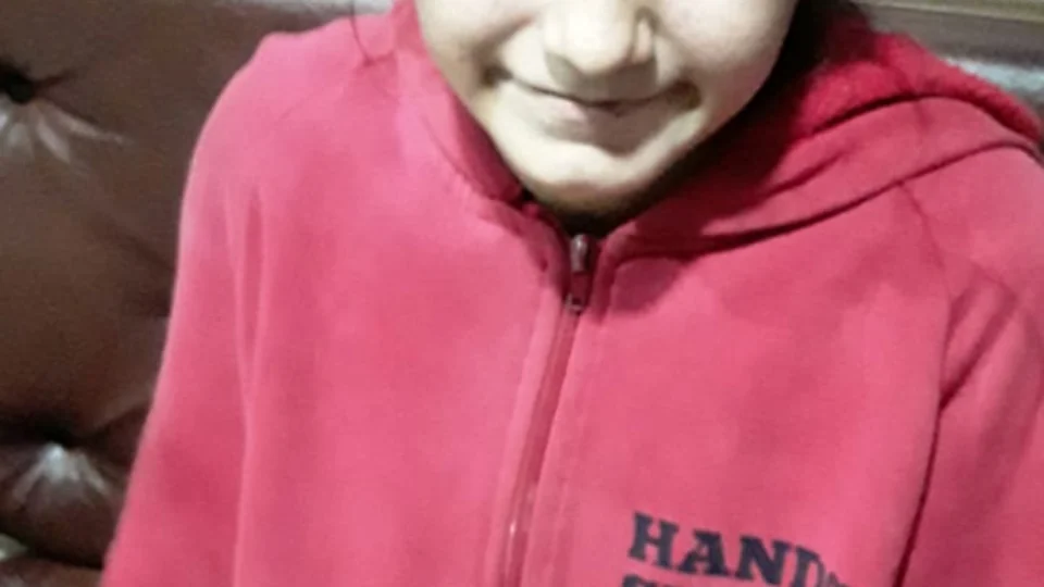 Sádia, menina que teria sido sequestrada a mando de traficantes aparece pedindo ajuda a policiais