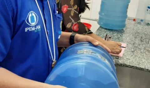 Operação H2O: Ipem reprova peso de amostras de garrafões e empresa de água mineral é autuada, em Manaus
