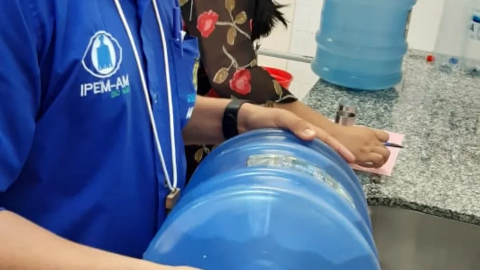 Operação H2O: Ipem reprova peso de amostras de garrafões e empresa de água mineral é autuada, em Manaus