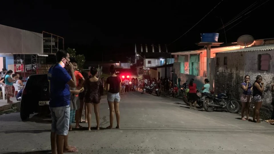 Ameaçadas, equipes de reportagem são  alvos de pedradas em local de homicídio em Manaus