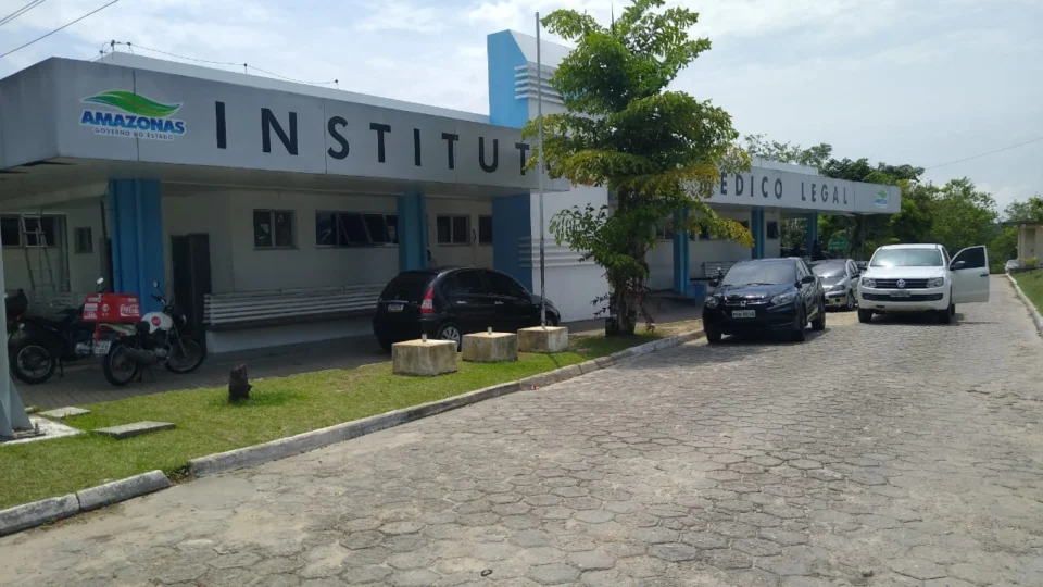 Homem tenta apagar incêndio e acaba morrendo eletrocutado em Manaus