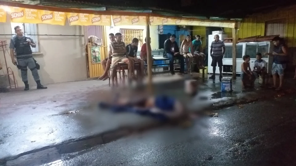Homem morre em frente a bar no Petrópolis após levar facada no pescoço