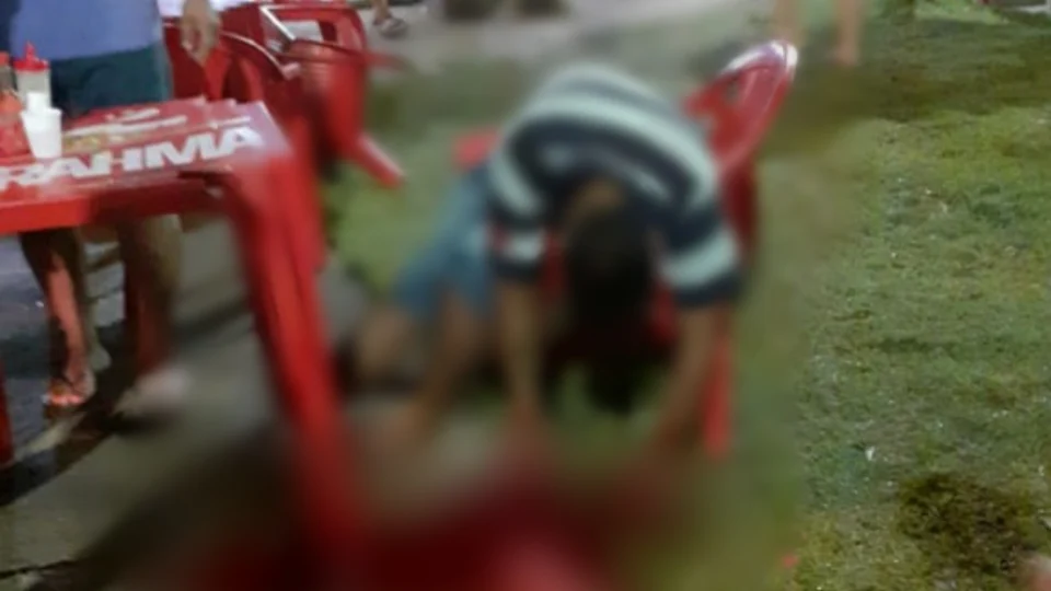 Homem é morto com cerca de 10 tiros em banca de churrasco no bairro da Glória
